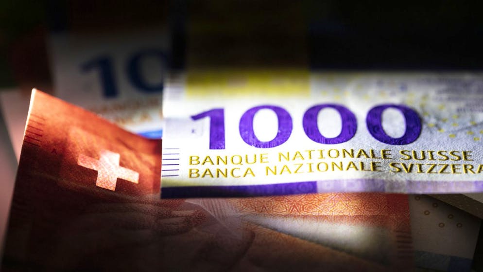 Detail einer Tausendernote. Die Stadt Bern muss wie viele Gemeinden den Gürtel enger schnallen und ihre Ausgaben reduzieren.