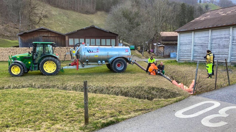 Rettungsaktion: Ein Bauer pumpt in Oberurnen GL ausgelaufene Gülle aus dem Müslibach in ein Güllefass.