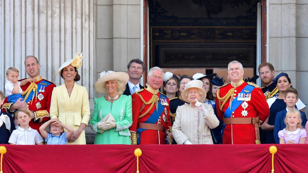 (L-R) Britain's Prince William, Duke of Cambridge holding Prince Louis, Prince George, Princess Charlotte, Britain's Catherine, Duchess of Cambridge, Britain's Camilla, Duchess of Cornwall, Vice Admiral Timothy Laurence, Britain's Prince Charles, Prince of Wales, Britain's Princess Beatrice of York, Britain's Princess Anne, Princess Royal,, Britain's Queen Elizabeth II, Britain's Princess Eugenie of York, Britain's Lady Louise Windsor, Britain's Prince Andrew, Duke of York,, Britain's Prince Harry, Duke of Sussex,, Britain's Meghan, Duchess of Sussex, James, Viscount Severn and Isla Phillips stand with other members of the Royal Family on the balcony of Buckingham Palace to watch a fly-past of aircraft by the Royal Air Force, in London on June 8, 2019. - The ceremony of Trooping the Colour is believed to have first been performed during the reign of King Charles II. Since 1748, the Trooping of the Colour has marked the official birthday of the British Sovereign. Over 1400 parading soldiers, almost 300 horses and 400 musicians take part in the event. (Photo by Daniel LEAL-OLIVAS / AFP) (Photo credit should read DANIEL LEAL-OLIVAS/AFP via Getty Images)