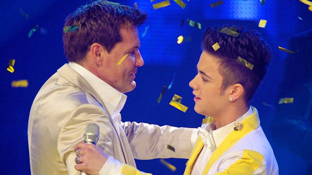 epa03200039 Luca Haenni of Switzerland (R) is congratulated by jury member Dieter Bohlen after winning the casting show 'Deutschland sucht den Superstar' in Cologne, Germany 28 April 2012. EPA/Henning Kaiser