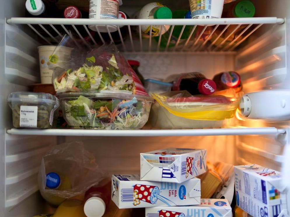 Der Bund rät dazu, immer genügend Lebensmittel im Haus zu haben. (KEYSTONE/Gaetan Bally)