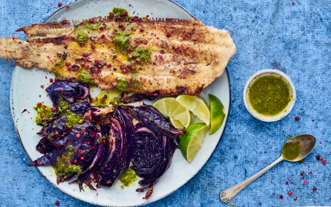 Wochenend-Rezept: Seezunge auf gebackenem Rotkohl mit Limettenöl | blue ...