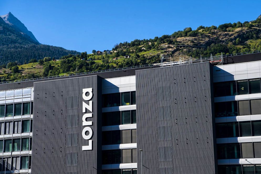 ARCHIV – ZUR BILANZMEDIENKONFERENZ VON LONZA FUER DAS JAHR 2020 STELLEN WIR IHNEN FOLGENDES BILDMATERIAL ZUR VERFUEGUNG - Lo logo de la Lonza en Valais est visible sur l'un des nouveaux batiments du site le jeudi 6 aout 2020 a Viege. Le projet Ibex est materialise par la construction de deux batiments, transformant l'industrie chimique qui s'etait installee dans la plaine du Rhone en industrie de la biotechnologie. (KEYSTONE/Jean-Christophe Bott)