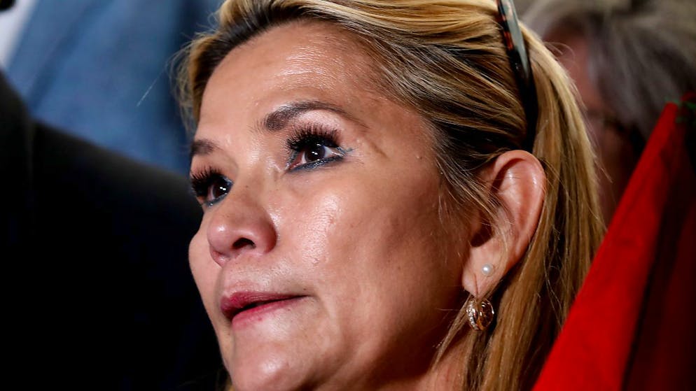 ARCHIV – Jeanine Anez, damalige Interimspräsidentin von Bolivien, trifft im Kongress ein. In Bolivien ist gegen die ehemalige Übergangspräsidentin Anez nach deren eigenen Angaben Haftbefehl erlassen worden. Foto: Natacha Pisarenko/AP/dpa