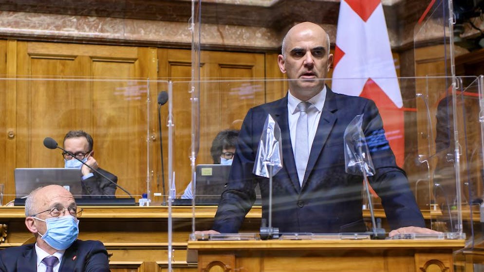 Bundesrat Alain Berset, rechts, spricht an der Seite von Bundesrat Ueli Maurer, links, waehrend der Fruehlingssession der Eidgenoessischen Raete, am Montag, 8. Maerz 2021 im Nationalrat in Bern. (KEYSTONE/Anthony Anex)