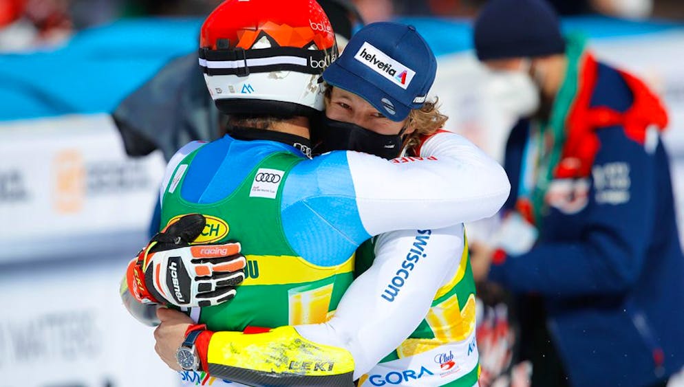 Fielen sich im Zielraum in die Arme: Loïc Meillard und Marco Odermatt (rechts).