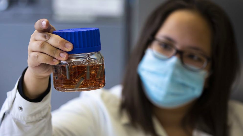 ARCHIVBILD --- ZUM THEMA STERILISIERUNG VON IMPFSTOFF-FLAESCHCHEN DURCH DIE FREIBURGER FIRMA MEDISTRI STELLEN WIR IHNEN FOLGENDES BILD ZUR VERFUEGUNG --- Eine Laborantin prueft sterilisierte Glasflaeschchen fuer die Covid-19 Impfung in einem Labor der Firma Medistri, am Freitag, 22. Januar 2021 in Domdidier. Die Firma Medistri sterilisiert Flaeschchen fuer die Covid-19 Impfung von verschiedenen Herstellern. (KEYSTONE/Peter Klaunzer)