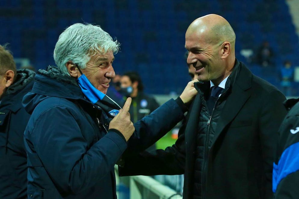 epa09034690 Atalanta's coach Gian Piero Gasperini (L) and Real Madrid's coach Zinedine Zidane during the UEFA Champions League soccer match, round of 16, first leg, Atalanta BC vs Real Madrid at Gewiss Stadium in Bergamo, Italy, 24 February 2021. EPA/PAOLO MAGNI