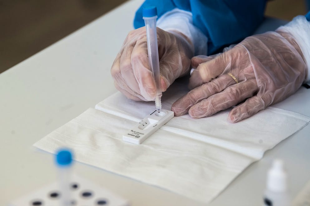 Cama (GR): test rapidi gratuiti per tutti, lotta contro la pandemia, campagna screening cantonale anti Covi-19. Nella foto, un'infermiera mentre effettua il controllo del tampone (test anti Covid-19 rapidi) eseguito sugli abitanti della Moesa, presso il centro diurno Cama-ACAM Associazione Cura e Assistenza a domicilio del Moesano. © Ti-Press / Samuel Golay