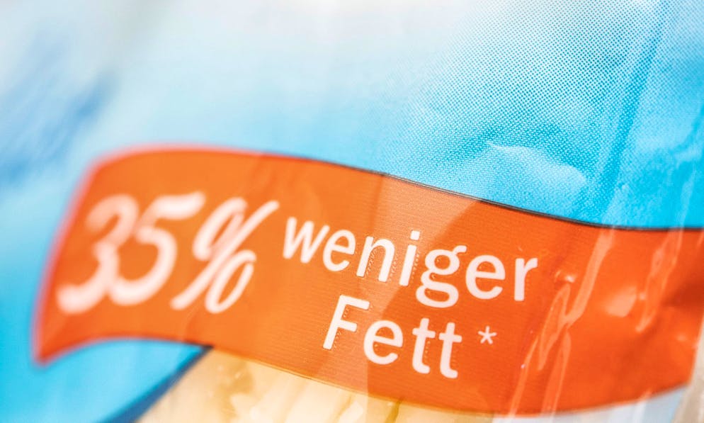 Ernährungsmythen im Check. Viele Verbraucher glauben, Light-Produkte seien automatisch gesünder. Doch oft sind diese Lebensmittel grundsätzlich ungesund – ob light oder nicht. Selbst wenn Fett oder Zucker reduziert wurden, bleiben sie häufig kalorienreich oder sehr süss. Die bessere Wahl sind echte, unverarbeitete Alternativen wie Früchte und Gemüse.