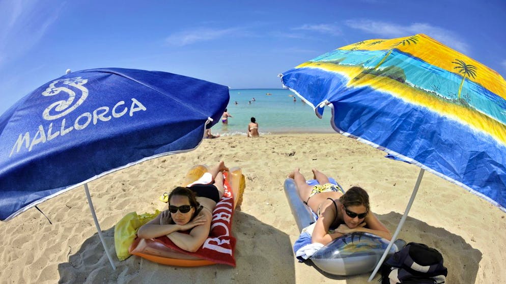ARCHIV: Urlauber liegen auf Mallorca bei strahlendem Sonnenschein am Strand von Platja (Playa) de Palma oder kuehlen sich im Meer ab (Foto vom 15.06.09). Die Revolutionen in Nordafrika haben den Reisemarkt kraeftig durcheinandergewirbelt. Doch wo es Verlierer wie Tunesien und Aegypten gibt, muss es auch Gewinner geben: Nach den juengsten Buchungszahlen der Branchengroessen TUI und Rewe-Touristik koennen sich die Tuerkei und Spanien, aber auch Bulgarien ueber einen ungeplanten Extraschwung deutscher Urlauber freuen. (zu dapd-Text) Foto: Joerg Koch/dapd