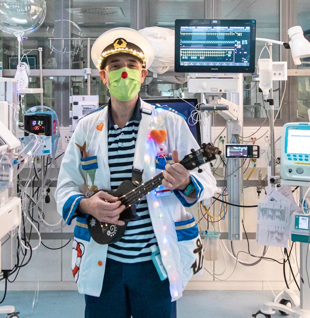 Spitalclown Dr Ahoi mit Ukulele in Neonatologie