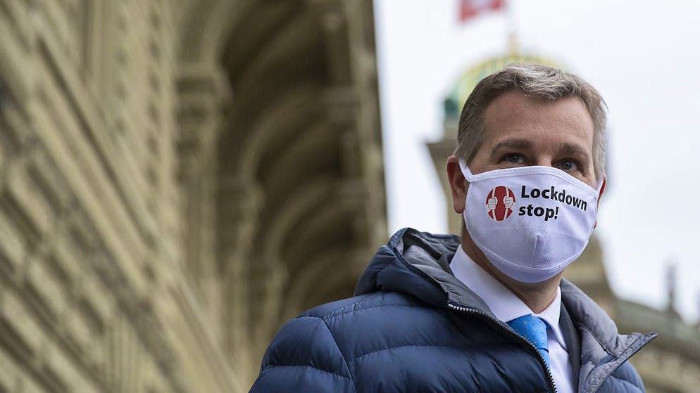 Marco Chiesa, Parteipräsident der SVP, befürwortet eine Maskenpflicht im Freien, wie sie die Tessiner Gemeinde Ascona ergriffen hat. (Archivbild)