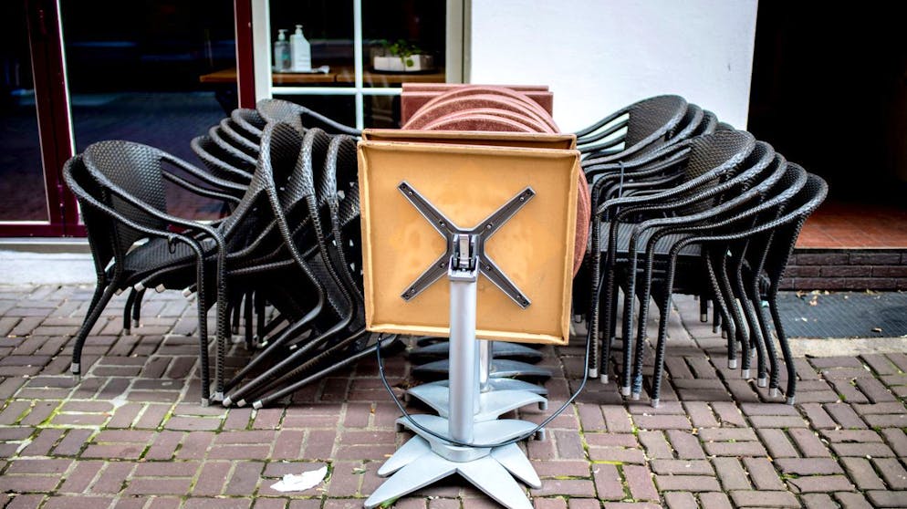 16.03.2021, Niedersachsen, Hannover: Stühle und Tische stehen vor einem geschlossenen Restaurant in der Altstadt. Ein Hotelier und ein Gastronom gehen mit dem Dehoga-Landesverband Niedersachsen gegen die Corona-Verordnung der Landesregierung vor. Die zwei Eilanträge, die am Montag gestellt worden seien, richteten sich gegen das Beherbergungsverbot und die Schließung der Gastronomie. Foto: Hauke-Christian Dittrich/dpa +++ dpa-Bildfunk +++ (KEYSTONE/DPA/Hauke-Christian Dittrich)