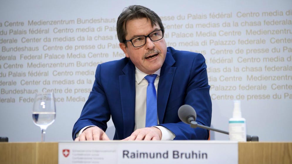 Raimund T. Bruhin, Direktor des Schweizerischen Heilmittelinstituts Swissmedic, informiert ueber den Entscheid zur Zulassung des Impfstoffs von Pfizer Biontech am Samstag, 19. Dezember 2020 in Bern. Es handle sich um die weltweit erste Zulassung in einem ordentlichen Verfahren, teilte die Swissmedic mit. (KEYSTONE/Anthony Anex)