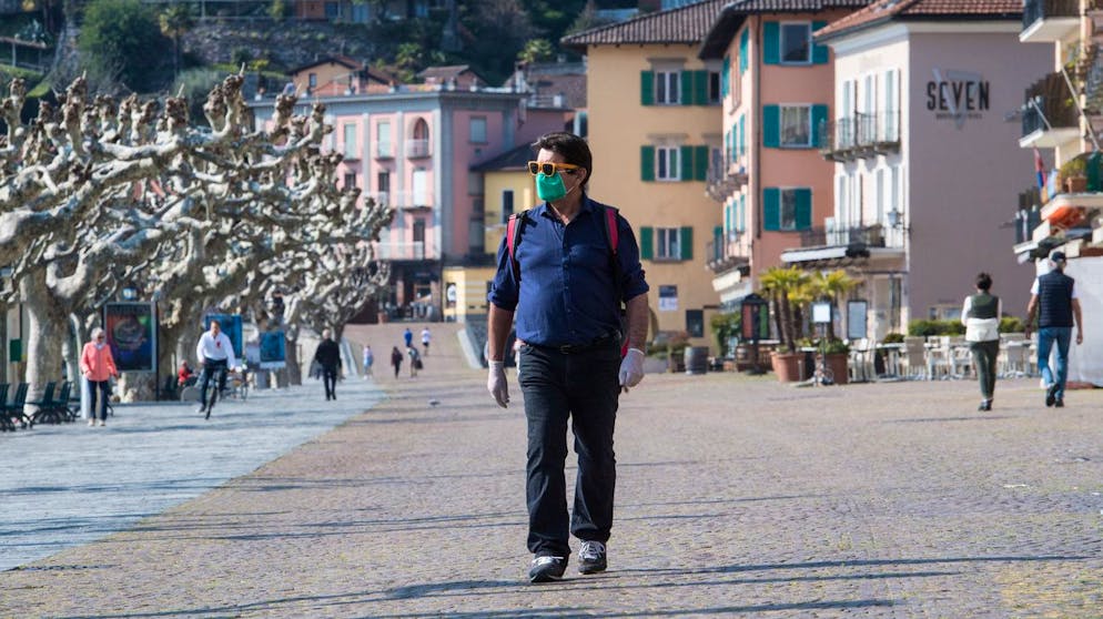 Ein Mann mit Hygienemaske laeuft an der Uferpromenade von Ascona, am Samstag, 4. April 2020. Bundesrat und Tessiner Regierung hatten schon fuer das vergangene Wochenende explizit dazu aufgerufen, nicht ins Tessin zu fahren. Dies gelte nach wie vor fuer alle, auch ueber Ostern. (KEYSTONE/Ti-Press/Alessandro Crinari)