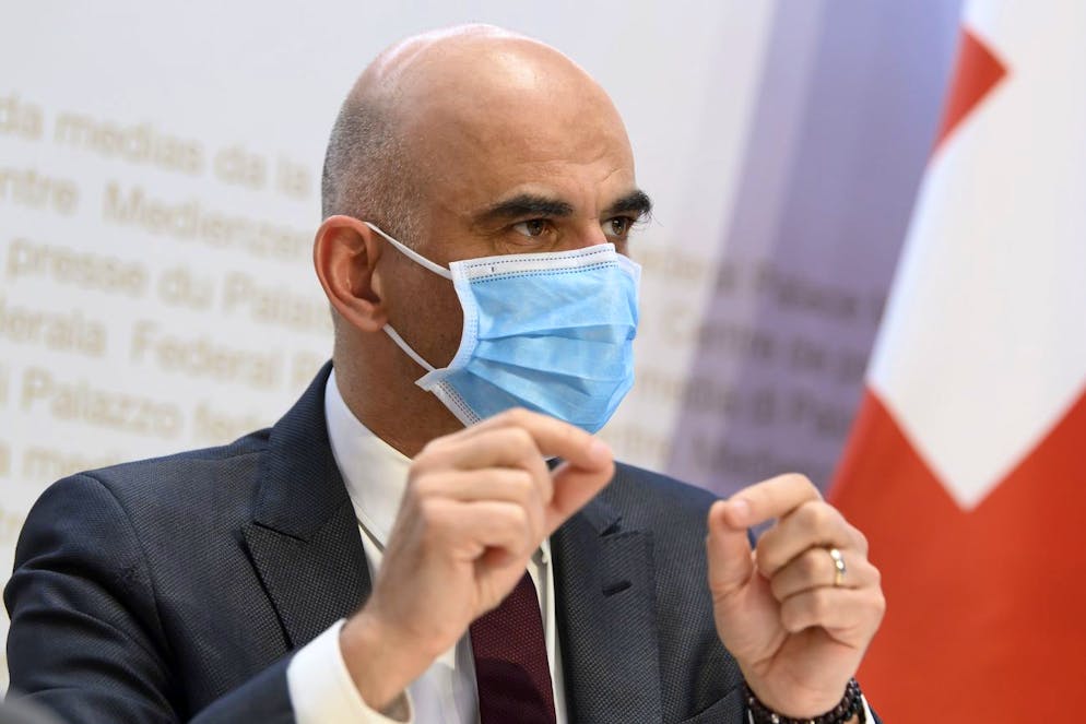 Bundesrat Alain Berset, spricht an der Medienkonferenz zu den neusten Massnahmen zur Bewaeltigung der Coronavirus-Pandemie im Anschluss an die Bundesratssitzung, am Freitag, 19. Maerz 2021 in Bern. (KEYSTONE/Anthony Anex)