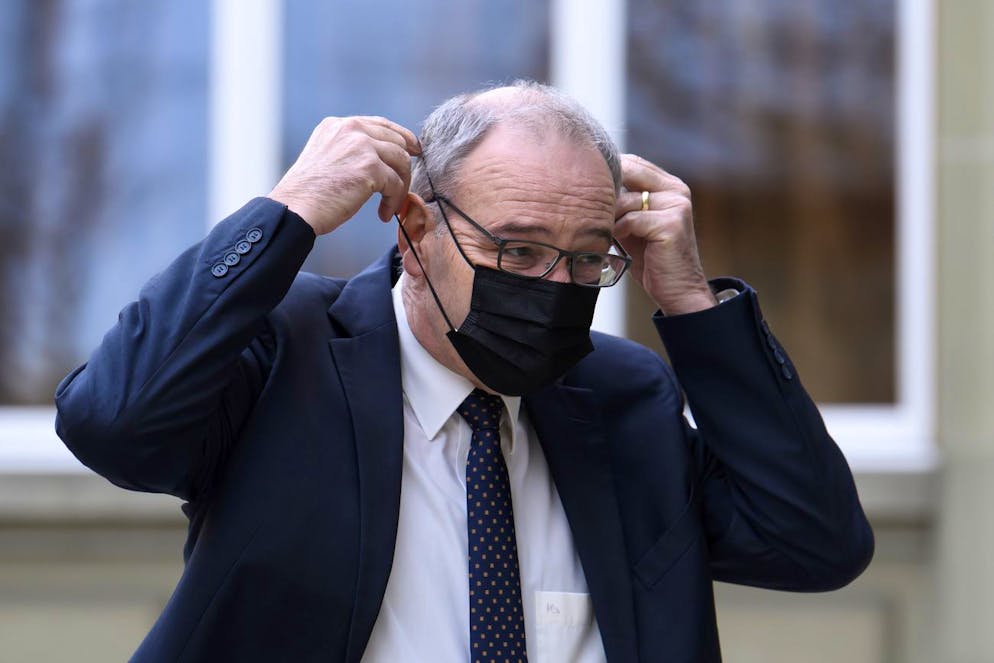 Bundesratspraesident Guy Parmelin schreitet zu den Von-Wattenwyl-Gespraechen, am Freitag, 5. Februar 2021, in Bern. An den traditionellen Gespraechen, die aufgrund der Krise um die Pandemie des Coronavirus, Covid-19 nicht im bundesraetlichen Von-Wattenwyl-Haus, sondern am Sitz des Finanzdepartements im Bernerhof stattfinden, bereiten die SpitzenvertreterInnen der Bundesratsparteien zusammen mit ihren BundesraetInnen die folgende Session der Eidgenoessischen Raete vor. (KEYSTONE/Anthony Anex)