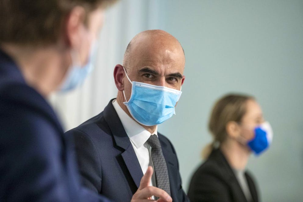 Regierungspraesidentin Silvia Steiner, Bundesrat Alain Berset und Gesundheitsdirektorin Natalie Rickli, von links, sprechen waehrend dem Point de Presse am Flughafen Zuerich, am Dienstag, 2. Maerz 2021. (KEYSTONE/Alexandra Wey)