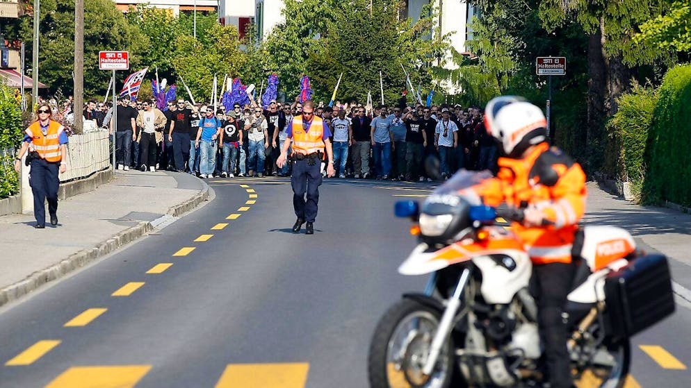 2011 begleitete die Berner Kantonspolizei in Thun einen Marsch von FC-Basel-Fans zum Stadion.