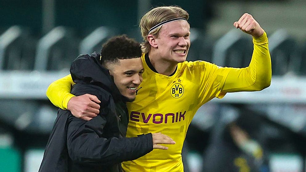Erling Haaland (r.) feiert mit Jadon Sancho das Weiterkommen im DFB-Pokal.