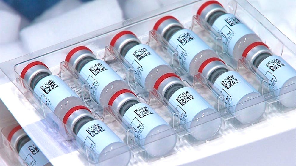 HANDOUT - Ampullen mit Dosen des Corona-Impfstoffes des US-Pharmakonzerns Johnson Johnson. Foto: -/Johnson Johnson/AP/dpa - ACHTUNG: Nur zur redaktionellen Verwendung und nur mit vollständiger Nennung des vorstehenden Credits
