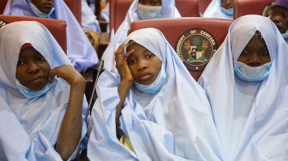 Schülerinnen, die einige Tage zuvor aus der Government Girls Secondary School in Jangebe entführt wurden, sitzen nach ihrer Freilassung für ein Treffen mit dem Gouverneur des Bundesstaates, Matawalle, zusammen. Foto: Sunday Alamba/AP/dpa