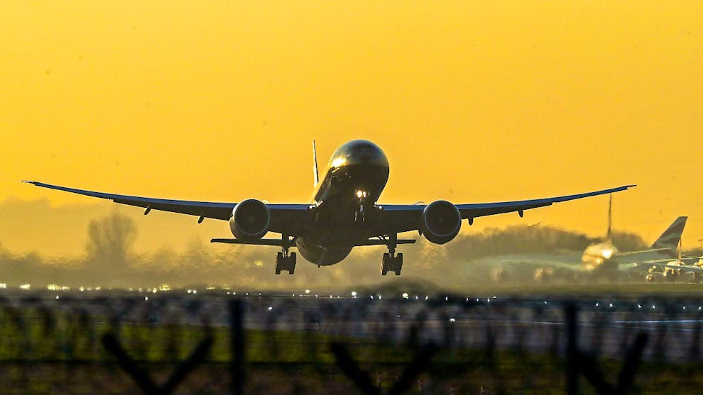 ARCHIV – Ein Flugzeug startet vom Flughafen London Heathrow. Foto: Steve Parsons/PA Wire/dpa