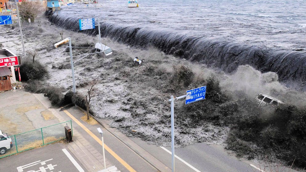 blue News beantwortet Fragen. Wie entsteht ein Tsunami? Wie muss ich mich verhalten?