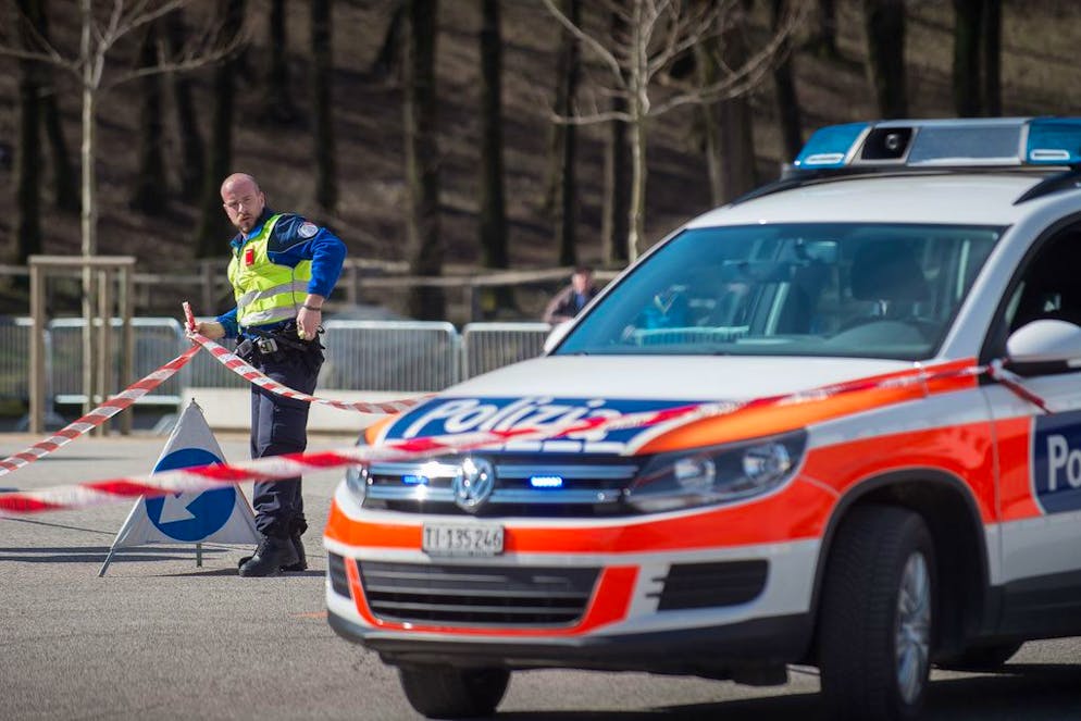 Einsatzkraefte waehrend einer Crashtest-Simulation des TCS, bei der zwei Autos mit einer Geschwindigkeit von 50 km/h zusammenprallen, am Dienstag, 13. Maerz 2018, in Tesserete. (KEYSTONE/Ti-Press/Pablo Gianinazzi)