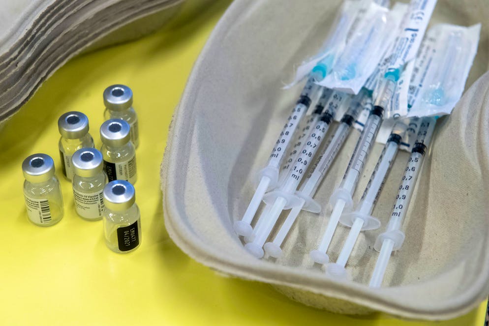 Chiasso: Covid 19, vaccinazione del personale sanitario casa anziani Giardino. Nella foto siringhe e fiale di vaccino al coronavirus della Pfizer - BioNTech pronti per la vaccinazione del personale santitario.
© Ti-Press / Davide Agosta