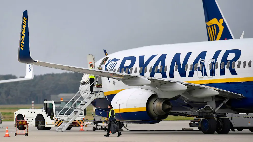 Ecco il video. Passeggeri fuori controllo sul volo Ryanair: scalo forzato per far intervenire la polizia