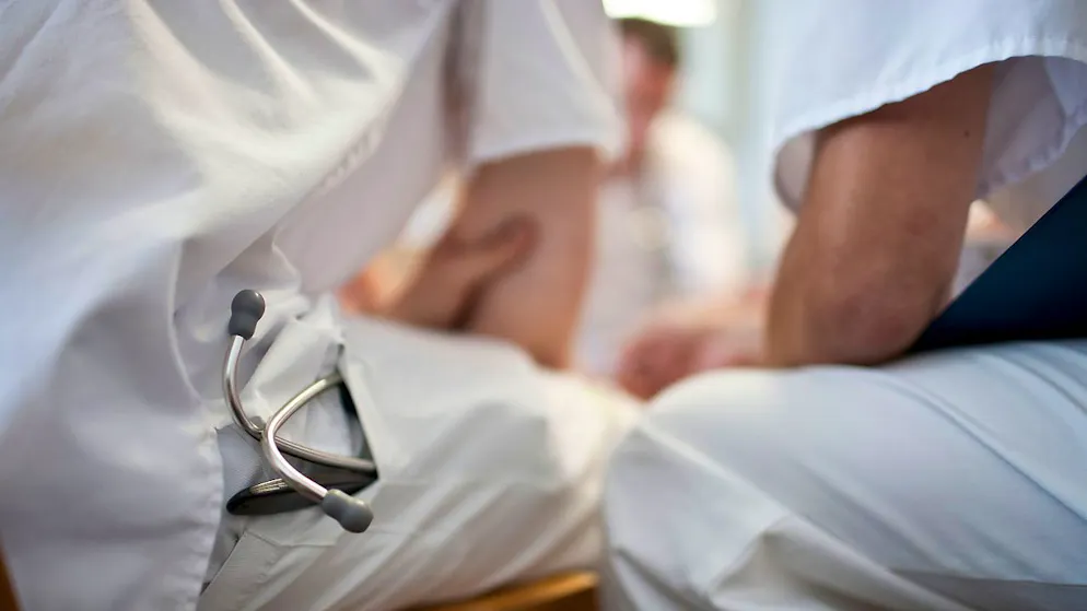 Alte Tarife treiben Gesundheitskosten. Arzt rechnet mit «Geldmaschine» 26 Stunden Arbeit am Tag ab
