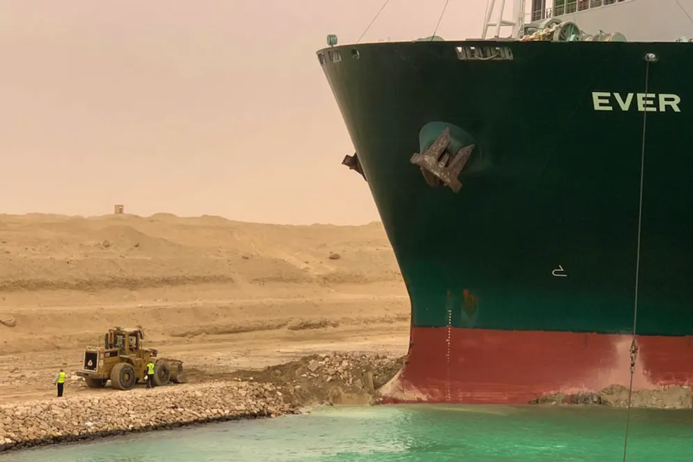 Blockade im Suezkanal: Schlepperboote setzen Arbeit fort - Gallery. Ein Bagger versucht, das vordere Ende des Containerschiffs Ever Given zu befreien, nachdem es im südlichen Ende des Suezkanals auf Grund gelaufen war.