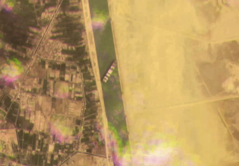 Blockade im Suezkanal: Schlepperboote setzen Arbeit fort - Gallery. Dieses Satellitenbild zeigt das Frachtschiff MV Ever Given, das im Suezkanal auf Grund gelaufen ist.