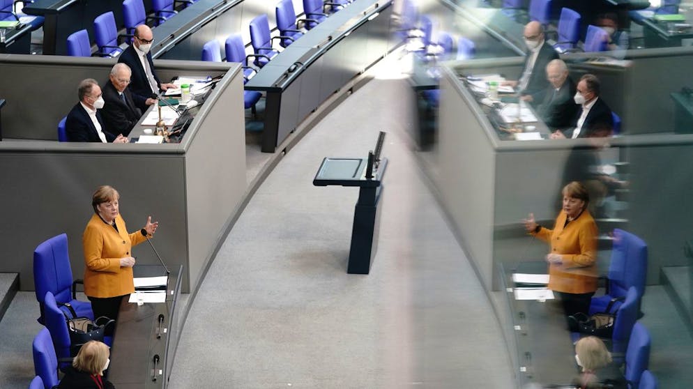24.03.2021, Berlin: Bundeskanzlerin Angela Merkel (CDU, 2.v.u.) beantwortet im Bundestag bei der Regierungsbefragung die Fragen der Bundestagsabgeordneten. Ein Hauptthema sind die Oster- und Lockdown-Beschlüsse der Bund-Länder-Konferenz zu der Corona-Pandemie. Foto: Kay Nietfeld/dpa +++ dpa-Bildfunk +++ (KEYSTONE/DPA/Kay Nietfeld)