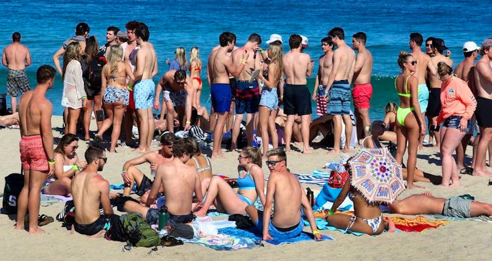 dpatopbilder - 05.03.2021, USA, Fort Lauderdale: Der Strand von Fort Lauderdale ist während des Spring Breaks mit jugendlichen Partygängern gefüllt. Foto: Mike Stocker / South Florida Sun/TNS via ZUMA Wire/dpa +++ dpa-Bildfunk +++