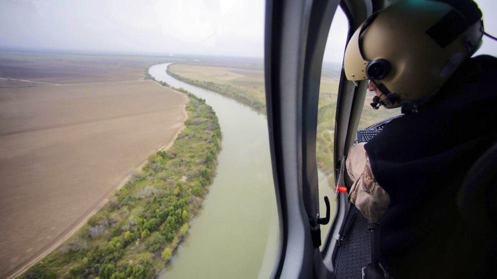 Alltag an der Grenze zwischen Mexiko und den USA: Ein Marinesoldat hält aus einem Helikopter Ausschau auf den Rio Grande – und auf mögliche Flüchtlinge.