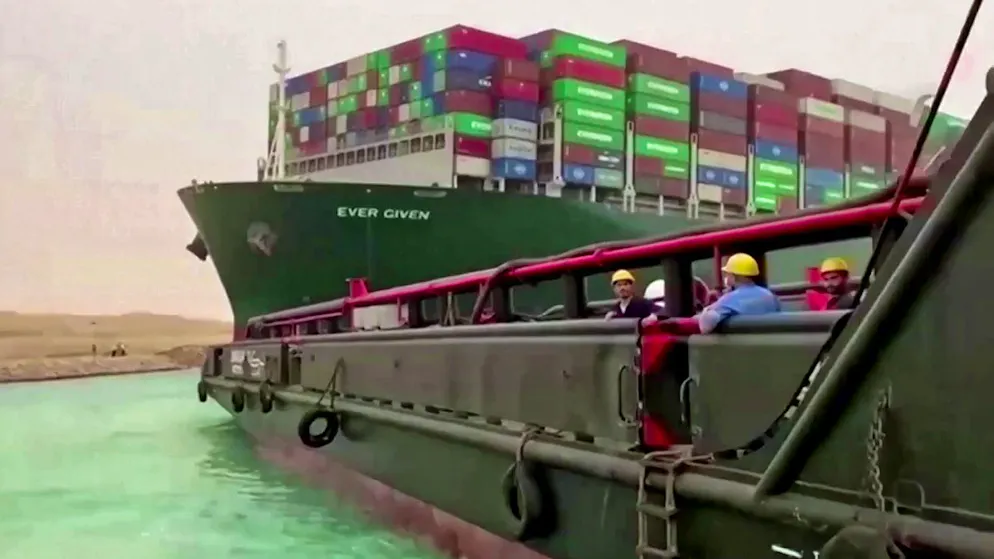 Stau im Suezkanal. Schlepper kriegen Containerschiff nicht frei