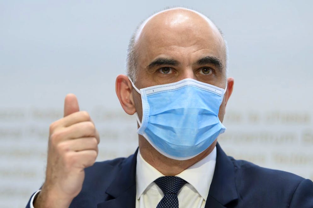 Bundesrat Alain Berset spricht an einer Medienkonferenz des Bundesrates zur aktuellen Lage im Zusammenhang mit dem Coronavirus, am Freitag, 12. Maerz 2021 in Bern. (KEYSTONE/Anthony Anex)