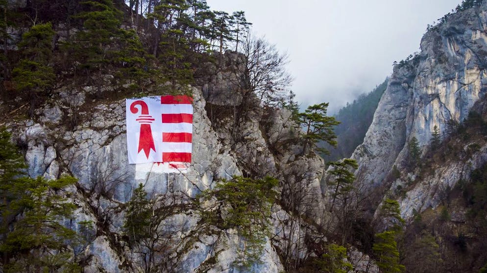 Un drapeau du canton du Jura du comite