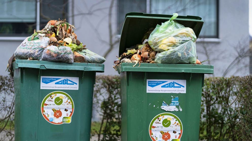 2,8 Millionen Tonnen Lebensmittel landen in der Schweiz pro Jahr im Abfall. Das entspricht 330 Kilogramm pro Person und Jahr oder etwa einem Viertel der Treibhausgase, die wir durch unsere Ernährung verursachen.