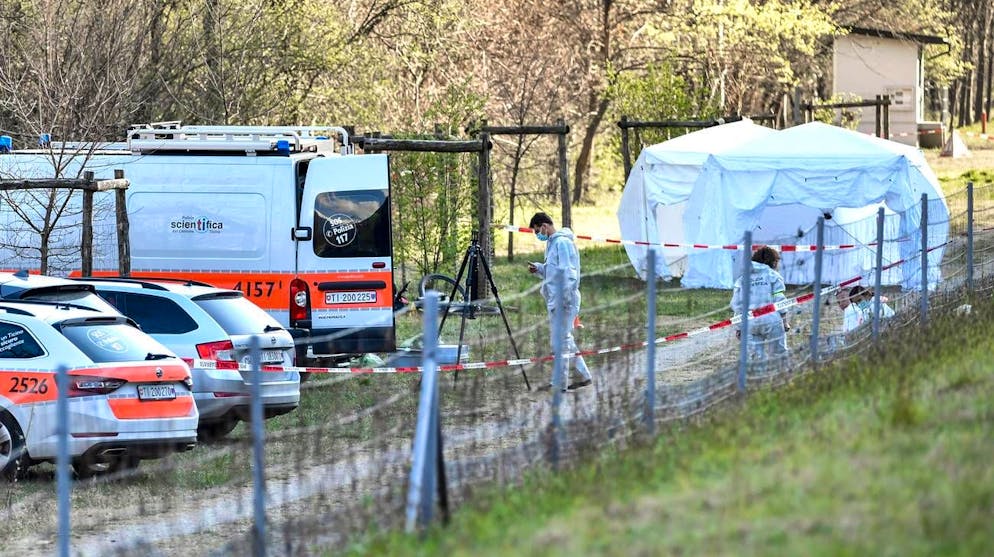 Gli inquirenti sul luogo dell'omicidio-suicidio