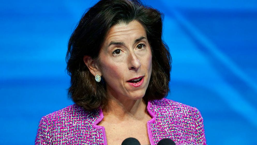ARCHIV - Gina Raimondo spricht während einer Veranstaltung im The Queen Theater in Wilmington. Foto: Susan Walsh/AP/dpa