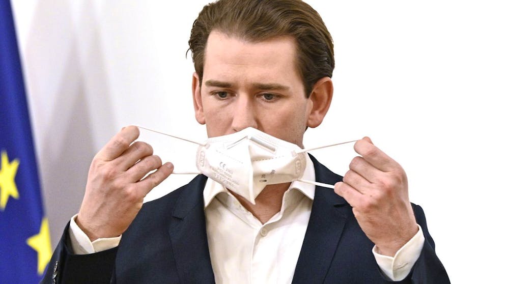 «Ich bitte euch alle, a bissl an Abstand zu halten, so gut als möglich»: Sebastian Kurz, Österreichs Bundeskanzler, am 14. Mai 2020, als er von einer Schar an Fans erwartet wird und diesen die Corona-Massnahmen ans Herz legen will.