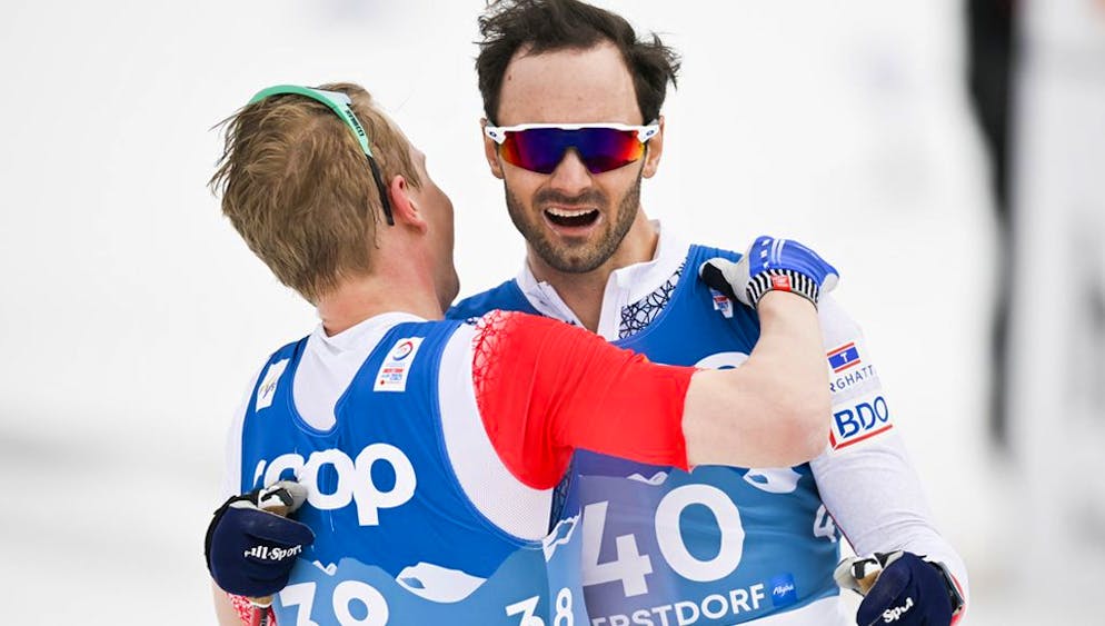Jubelnde Norweger: Der zweitplatzierte Simen Hegstad Kruger (links) und Weltmeister Hans Christer Holund nach der Zielankunft.