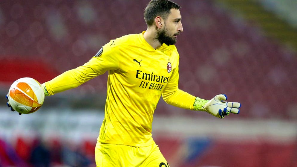 epa09021999 Milan's goalkeeper Gianluigi Donnarumma in action during the UEFA Europa League round of 32, first leg soccer match between Red Star Belgrade and AC Milan in Belgrade, Serbia, 18 February 2021. EPA/ANDREJ CUKIC