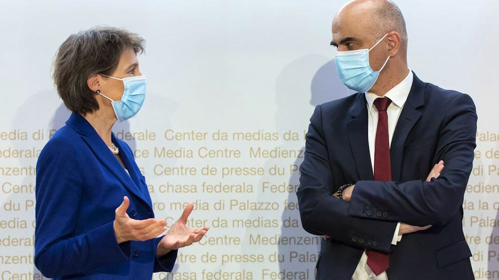 Magistrale Vorbilder: Bundespräsidentin Simonetta Sommaruga und Gesundheitsminister Alain Berset geben im Oktober 2020 neue Massnahmen zur Bekämpfung des Coronavirus bekannt, unter anderem eine nationale Maskenpflicht in öffentlichen Innenräumen.