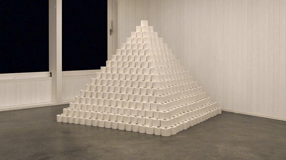 La nuova installazione artistica di Marc Bundi è una piramide composta da 2024 rotoli di carta igienica, in mostra a Coira nelle prossime settimane.