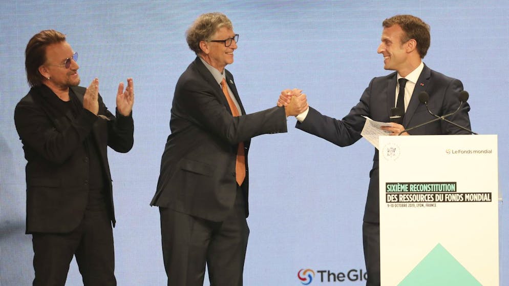 Bill Gates (Mitte) mit Frankreichs Präsident Emmanuel Macron (rechts) und U2-Frontmann Bono.